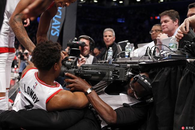 洛瑞在昨天的比赛中被人横拍在地