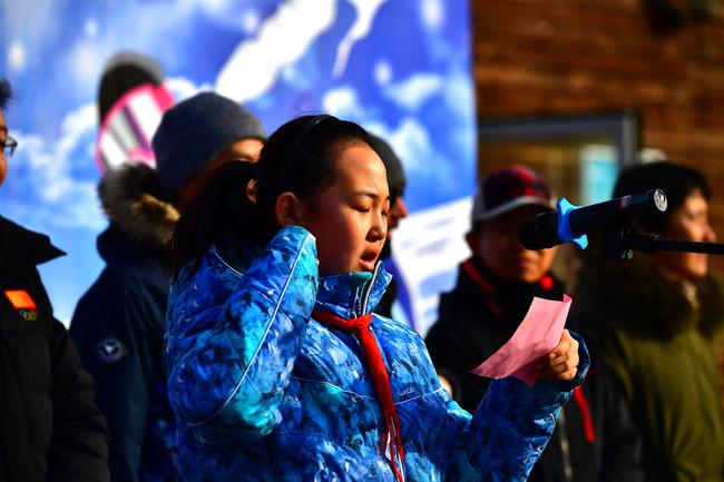 图为:青少年运动员代表发言宣誓