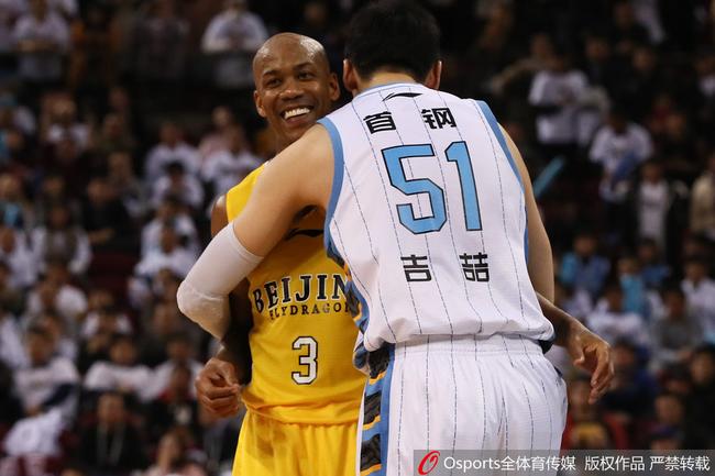 马布里吉喆相拥