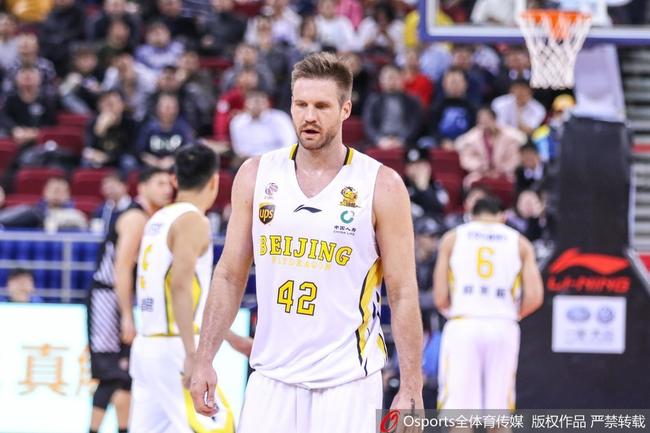 兰多夫此役得到26分12篮板