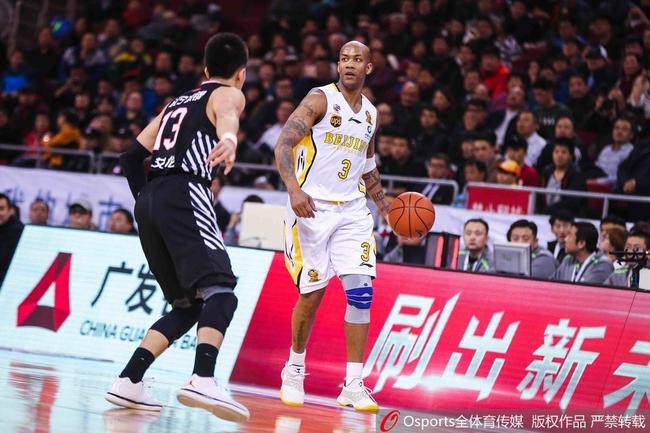 马布里在比赛中与郭艾伦对位