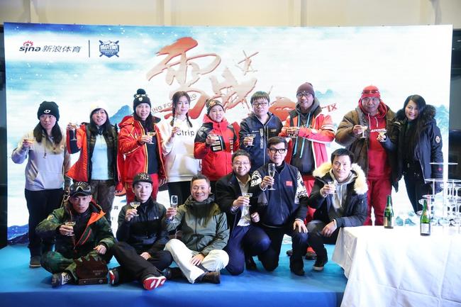 新浪高级副总裁、新浪体育总经理魏江雷（前排左三），中国滑雪协会副主席朱承翼（前排右二），太舞滑雪小镇总裁周文茜（后排左二）与获奖选手代表合影