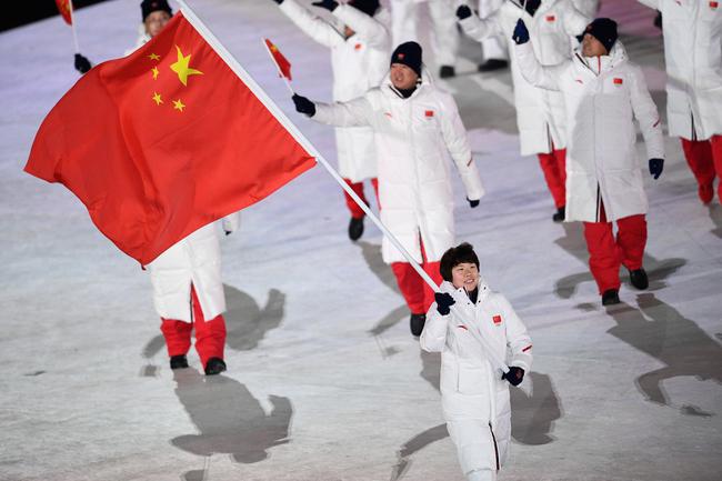中国体育代表团穿着“White on White-白色火焰”的“国服”入场