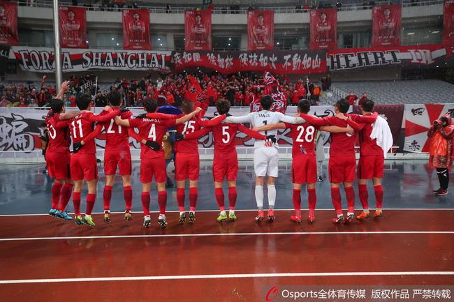 上港众将赛后谢场