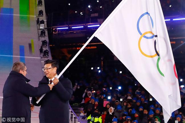 北京市长陈吉宁接过奥运会旗