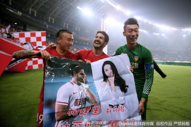 帕托手举迪丽热巴照片瞬间上报纸头版:权健复仇|图_国内足球_新浪竞技风暴_新浪网