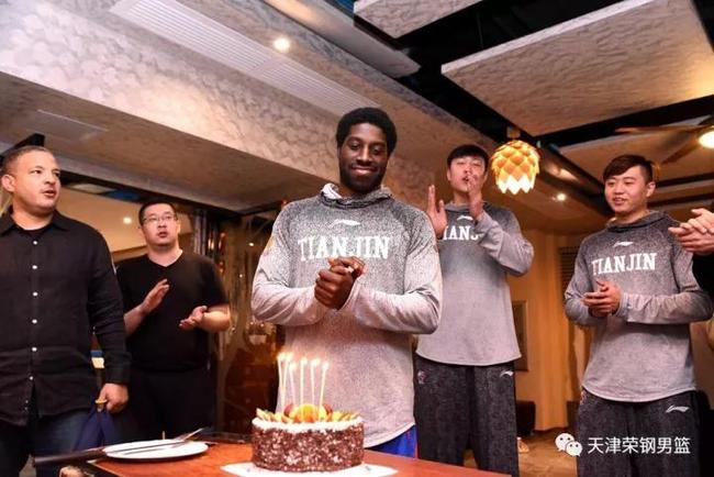 天津队为杰特庆生