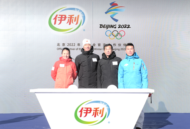 冬奥组委市场开发部副部长顾灏宁、伊利集团执行总裁张剑秋、冬奥冠军杨扬和韩晓鹏共同启动伊利-冬奥组合标识发布仪式。