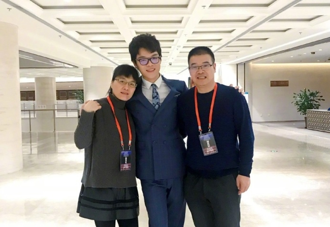 柯洁与爸妈合影