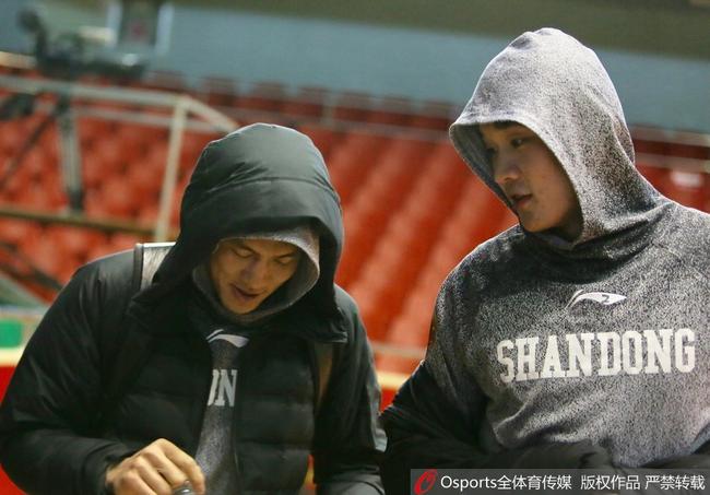 郭艾伦小丁合影