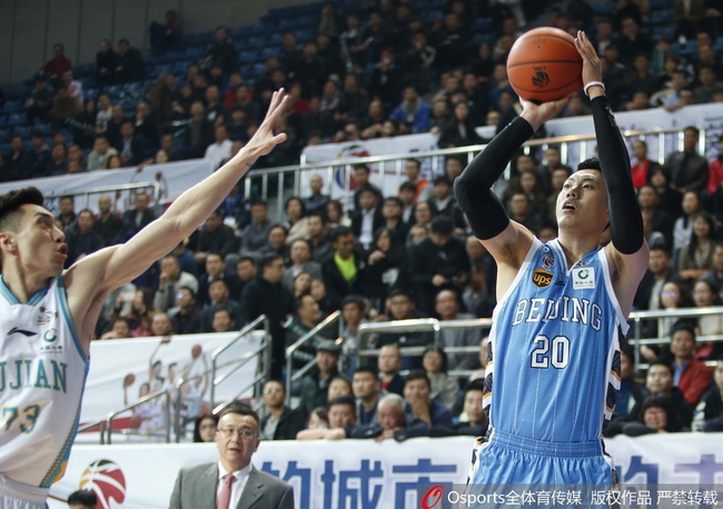 翟晓川得到18分7篮板4助攻