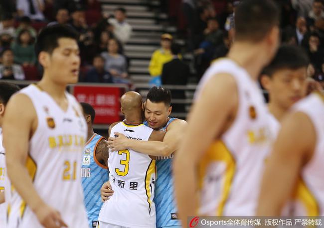 两位北京队昔日的英雄在五棵松拥抱