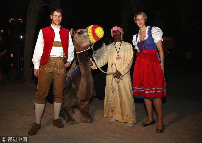球员在迪拜骑骆驼