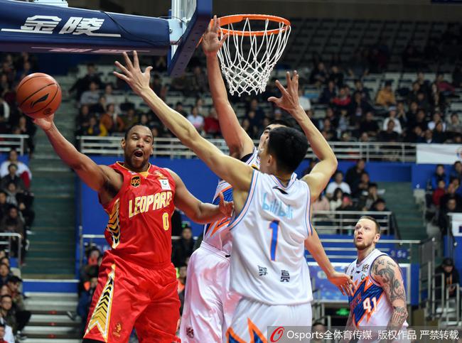 萨林杰在比赛中常常面对包夹