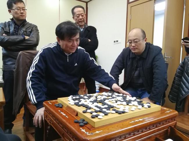江西围棋协会名誉主席洪礼和与江西围棋协会秘书长喻平在研究室关注棋局进展