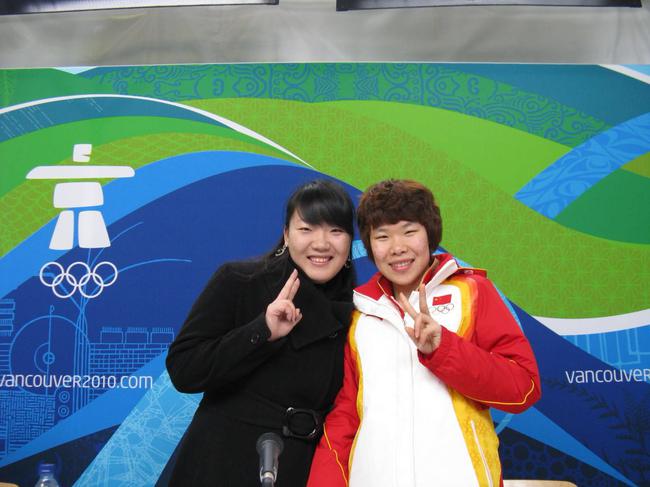 2010年冬奥会，何霞与短道速滑奥运冠军周洋