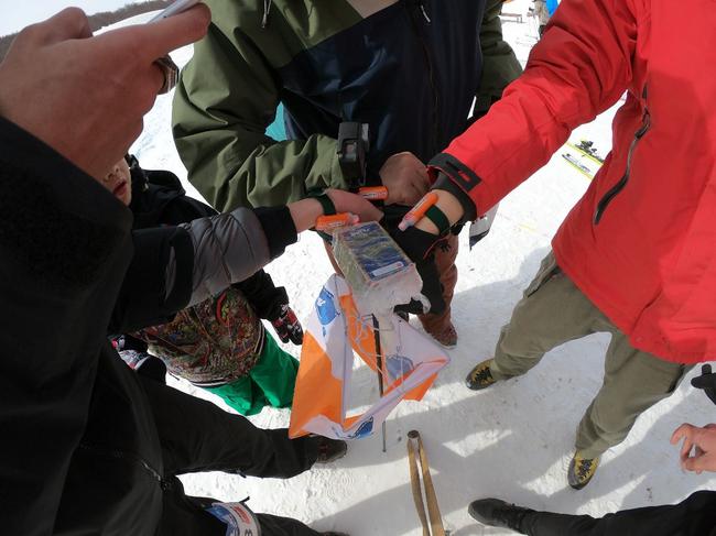 选手团在定向打卡中 - 融入定向运动元素于雪地竞技中,考验团队智慧与团队协作能力