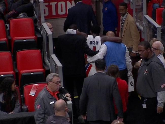 雷吉被工作人员抬出