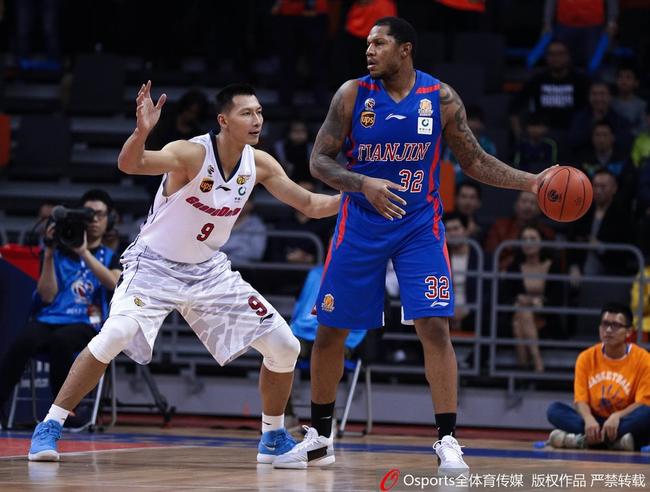 大外援霍尔曼得到31分14篮板