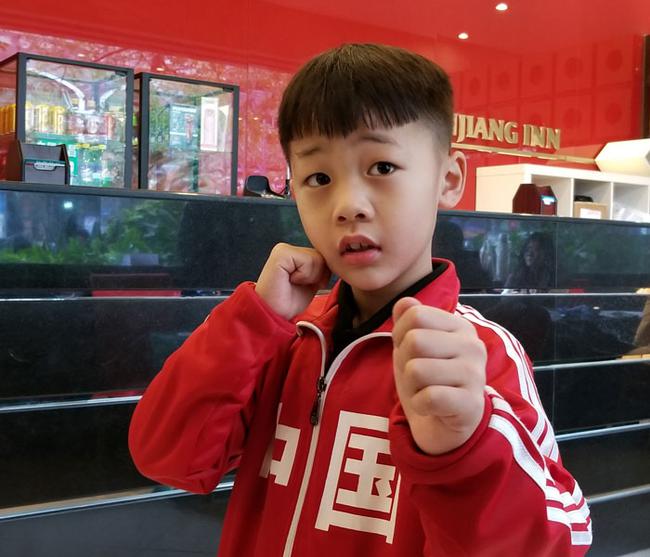 年龄最小的参赛选手赵鹏飞（6岁）