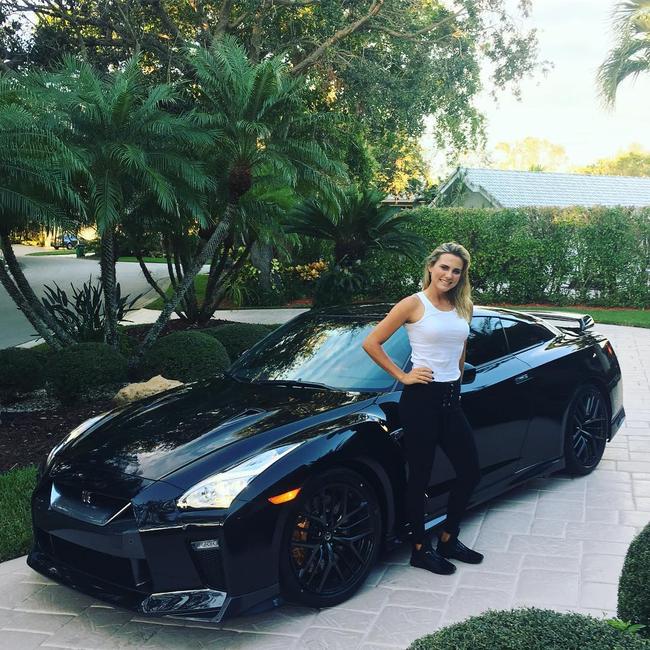 百万美元巨奖怎么用汤普森添置黑色炫酷跑车