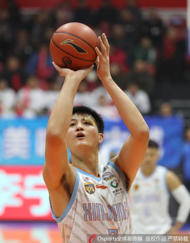 俞长栋眼部贴上了胶布