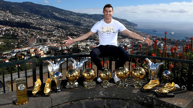 c罗展示15座个人荣誉奖杯