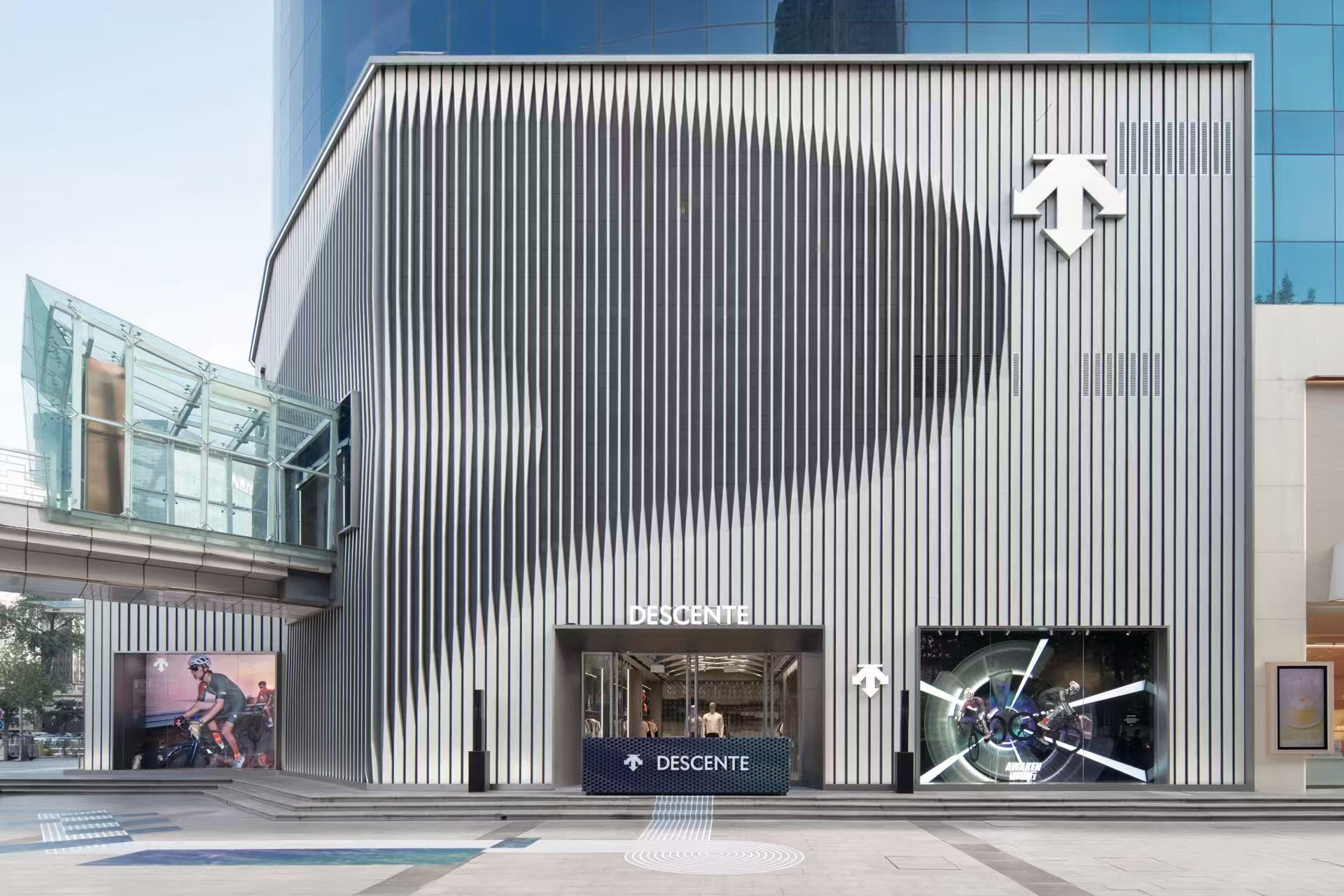 图1：迪桑特西安赛格国际购物中心‘明日世界’旗舰店