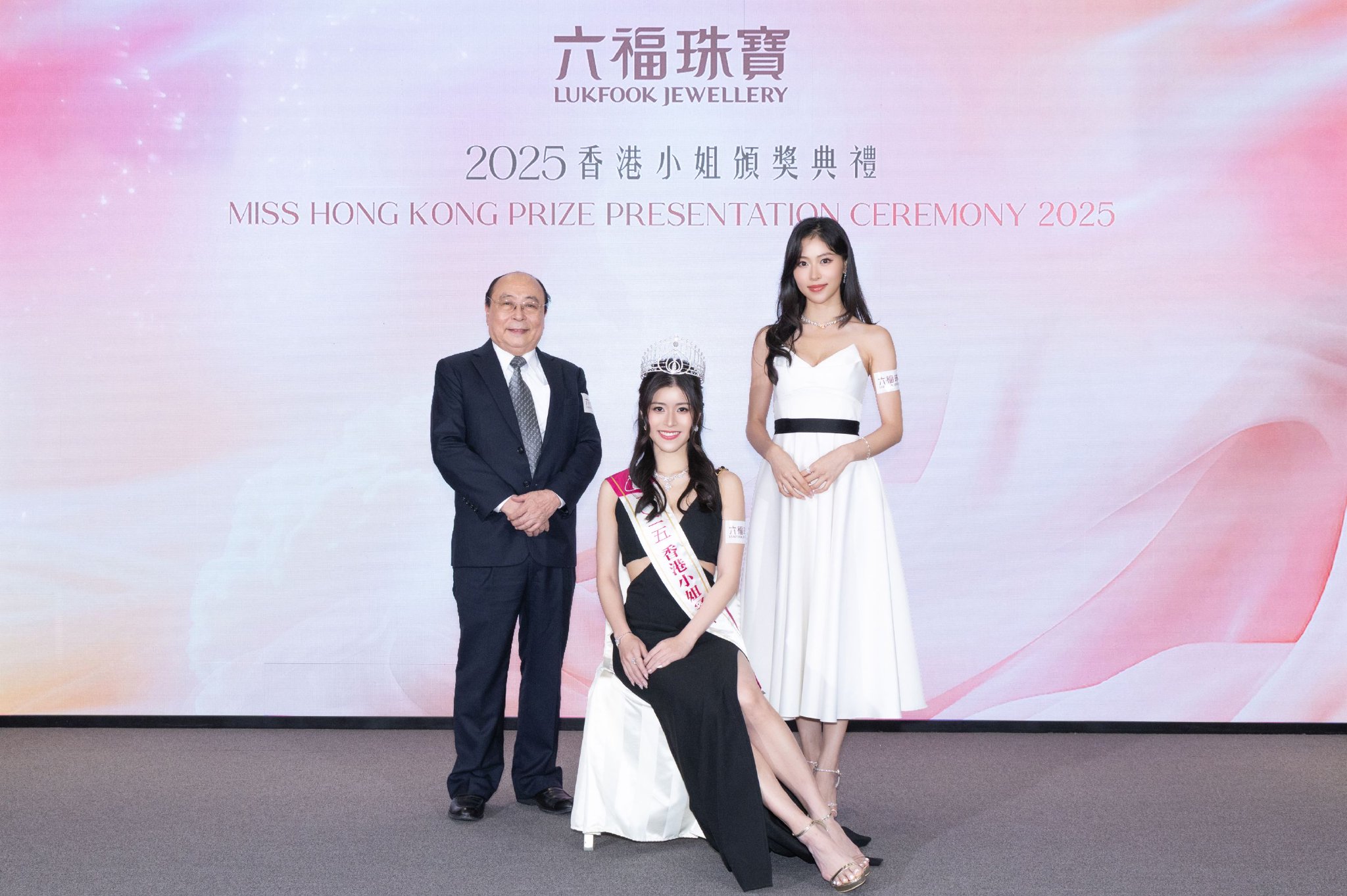 　　六福集团主席兼行政总裁黄伟常先生与2024香港小姐冠军倪乐琳小姐（右）、2025香港小姐冠军陈咏诗小姐（中）合影