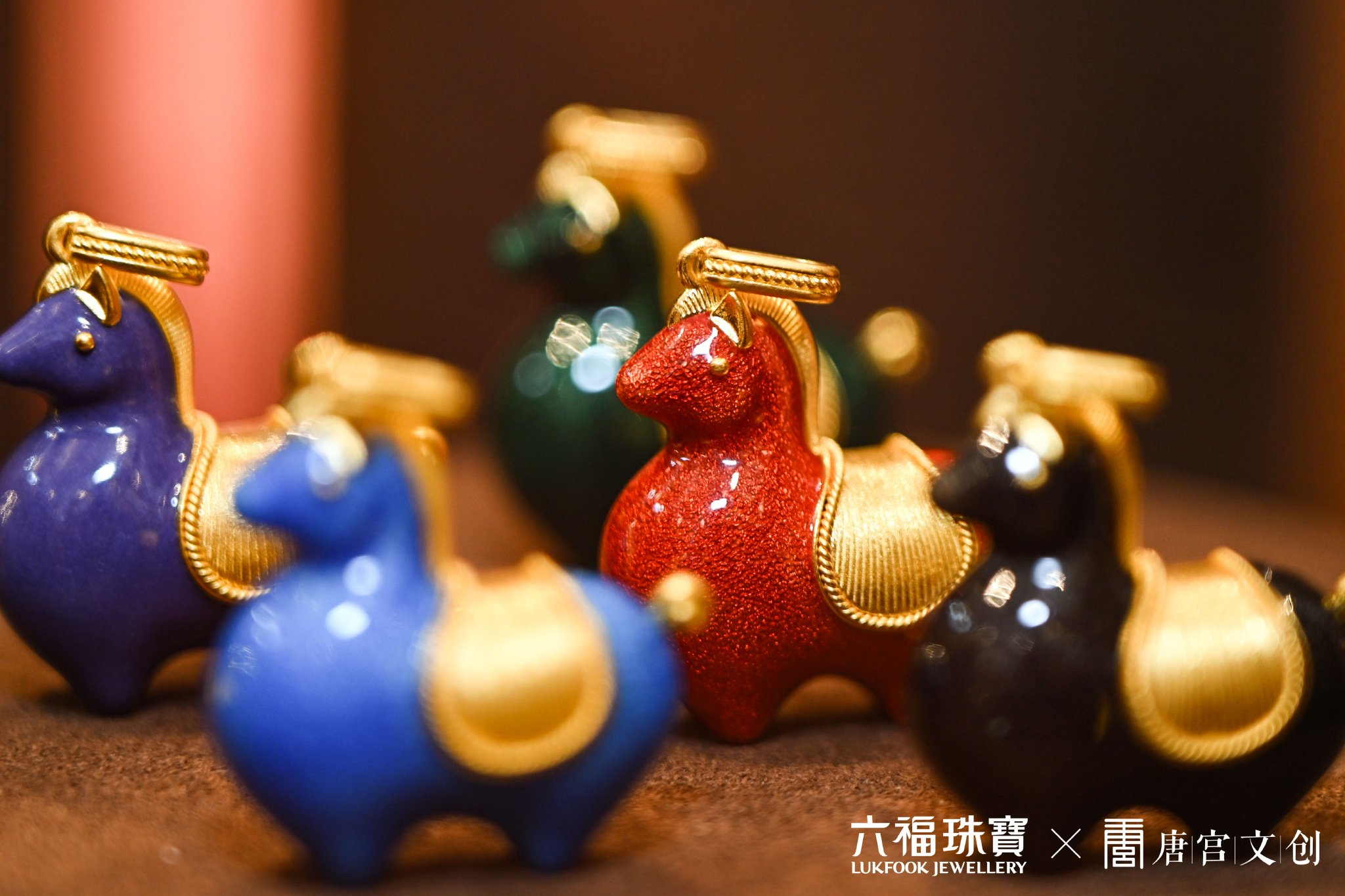 图：六福珠宝X唐宫文创 唐彩墩墩马足金吊坠