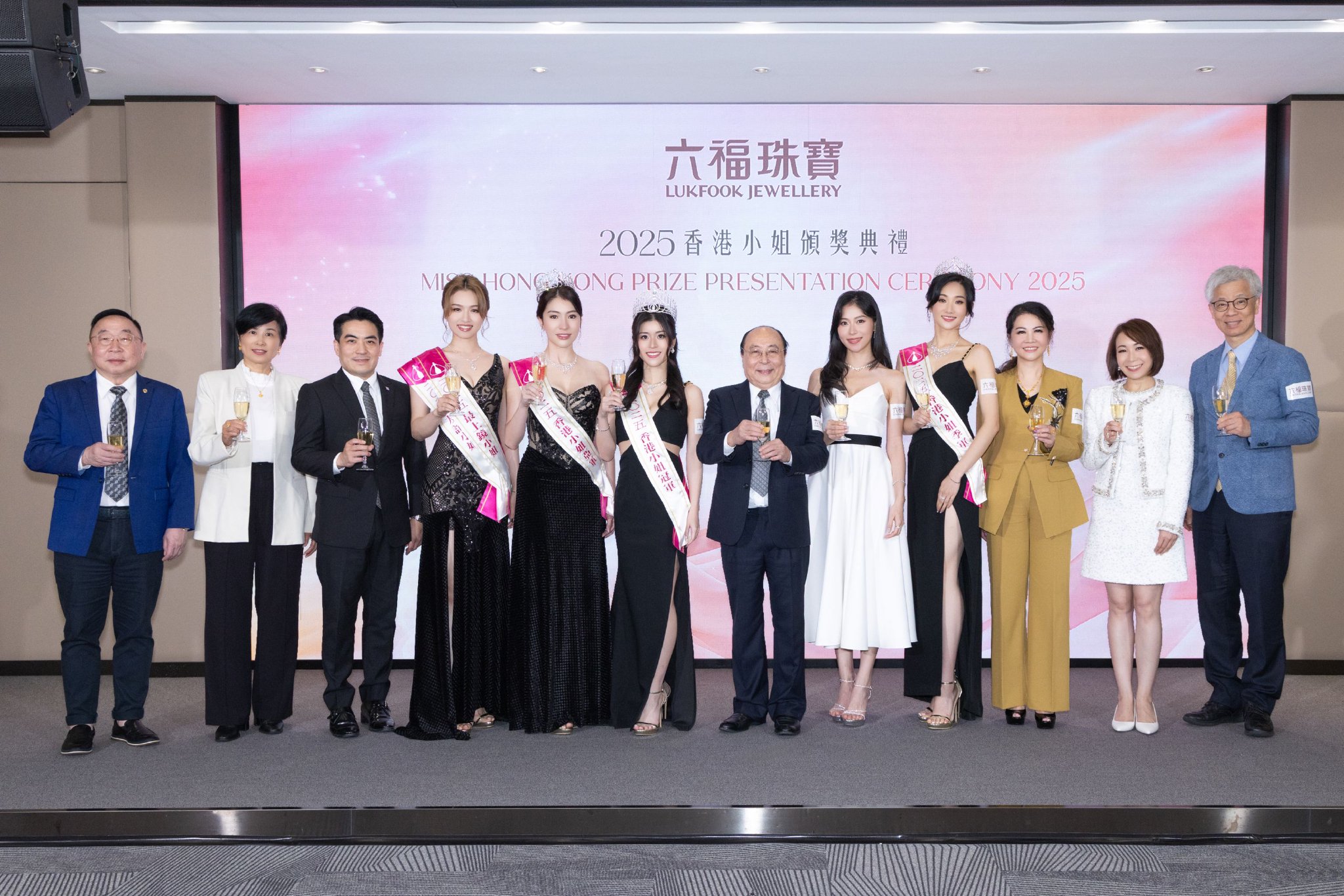 　　四位应届得奖佳丽与颁奖嘉宾一起大合影以及进行祝酒仪式；同时恭贺六福珠宝世界版图扩张，再下一城——越南首店在此欢乐气氛中盛大开幕，在实现‘香港品牌 国际演绎’企业愿景的路上再添里程碑。