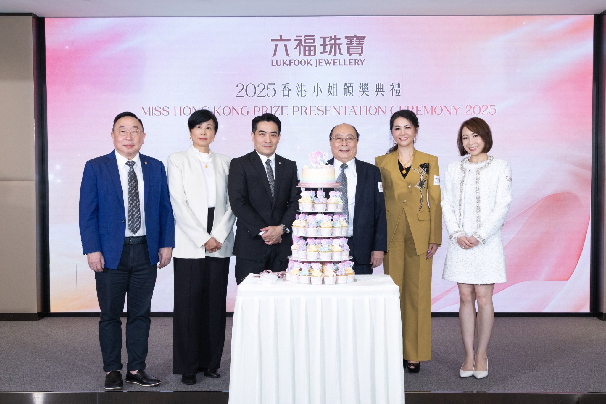 　　六福集团主席兼行政总裁黄伟常先生率领一众管理层一同进行简单而隆重的切蛋糕仪式，祝贺六福珠宝再添一岁，业绩更上一层楼。