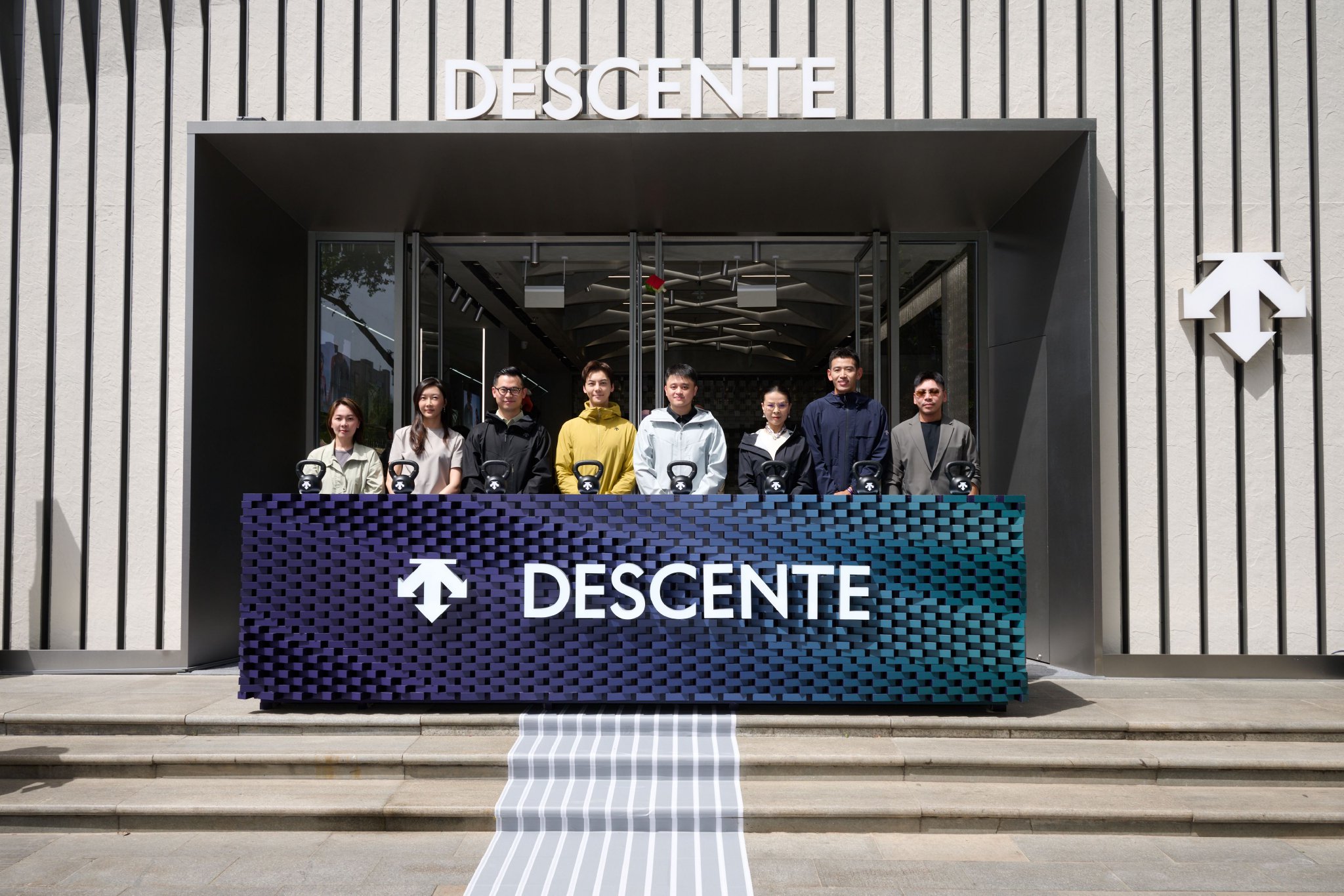 　　图11：（从左至右）迪桑特（中国）有限公司零售事业部华东区总经理曹琳女士、品牌市场副总裁费菲女士、总裁乐俊先生、迪桑特品牌代言人陈伟霆先生、迪桑特（中国）有限公司董事长丁少翔先生、西安赛格集团执行总裁张素丽女士、迪桑特品牌铁三大使苗浩先生、迪桑特（中国）有限公司销售管理高级总监刘楠先生