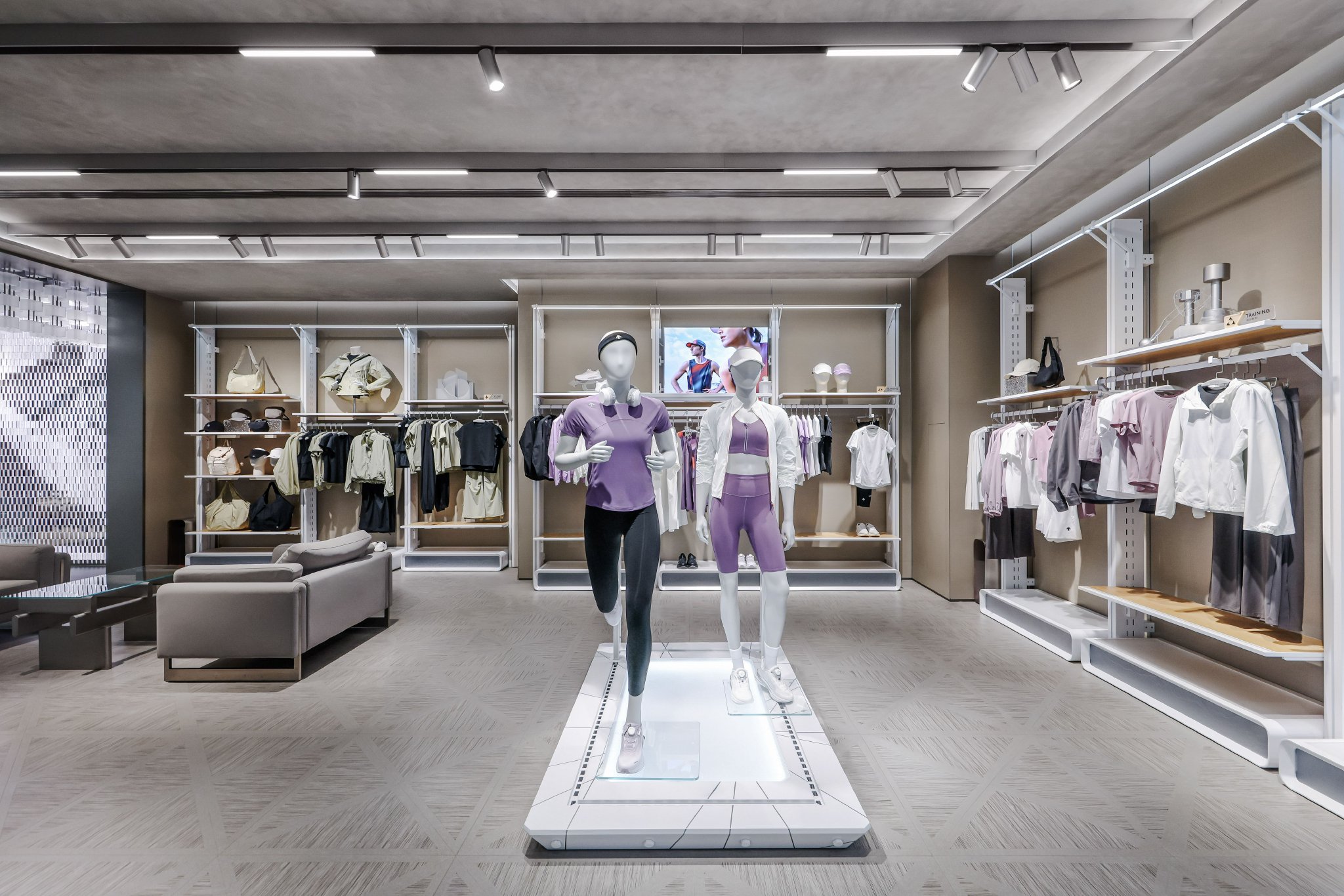 图7-9：迪桑特西安赛格国际购物中心‘明日世界’旗舰店店铺空间