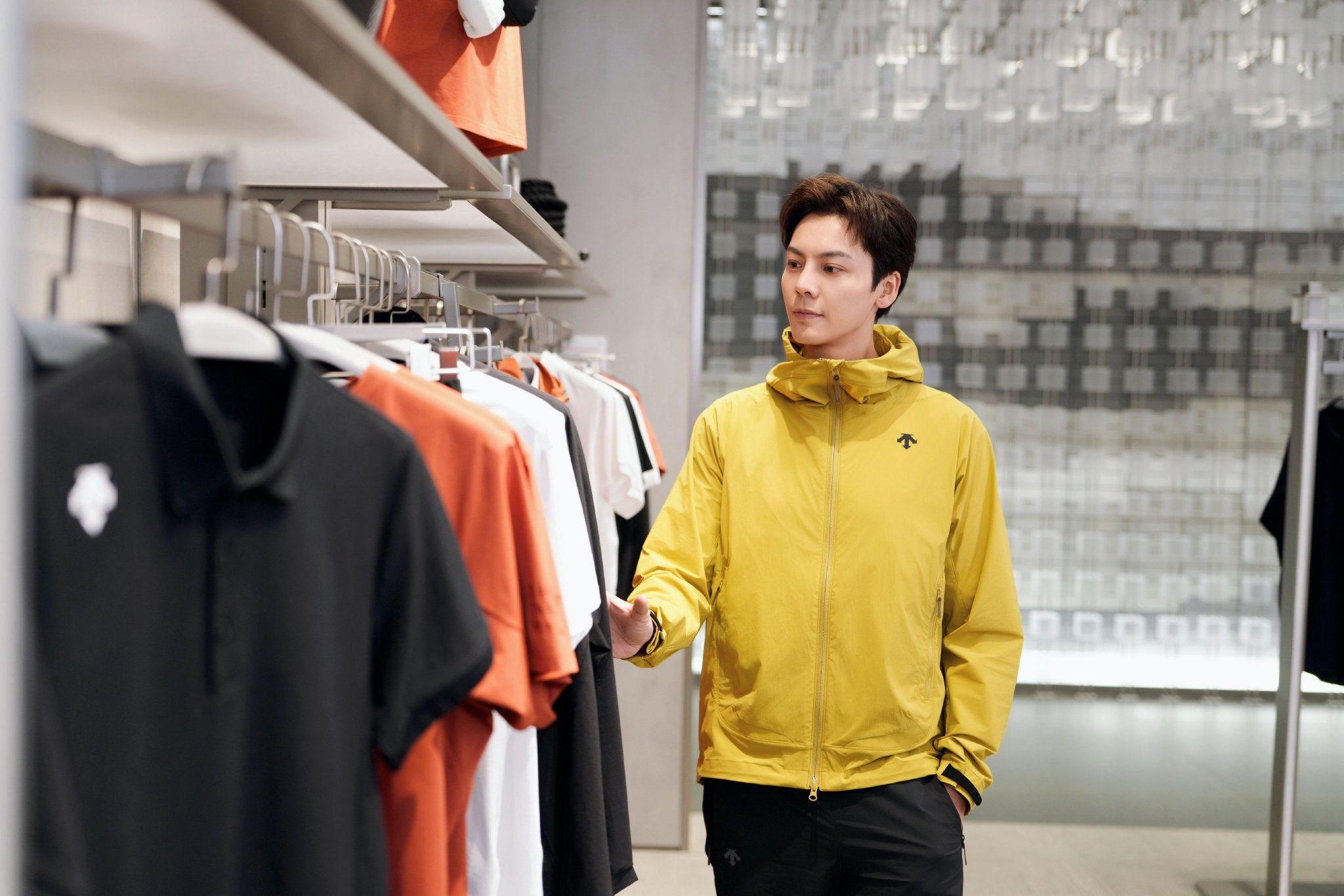 图10：迪桑特品牌代言人陈伟霆先生探索西安赛格国际购物中心‘明日世界’旗舰店