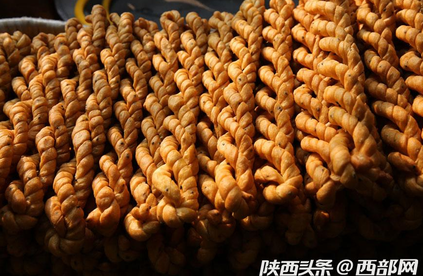 乾县大叔大妈西安城现炸现卖乾州麻花色香味形俱全看着就想吃