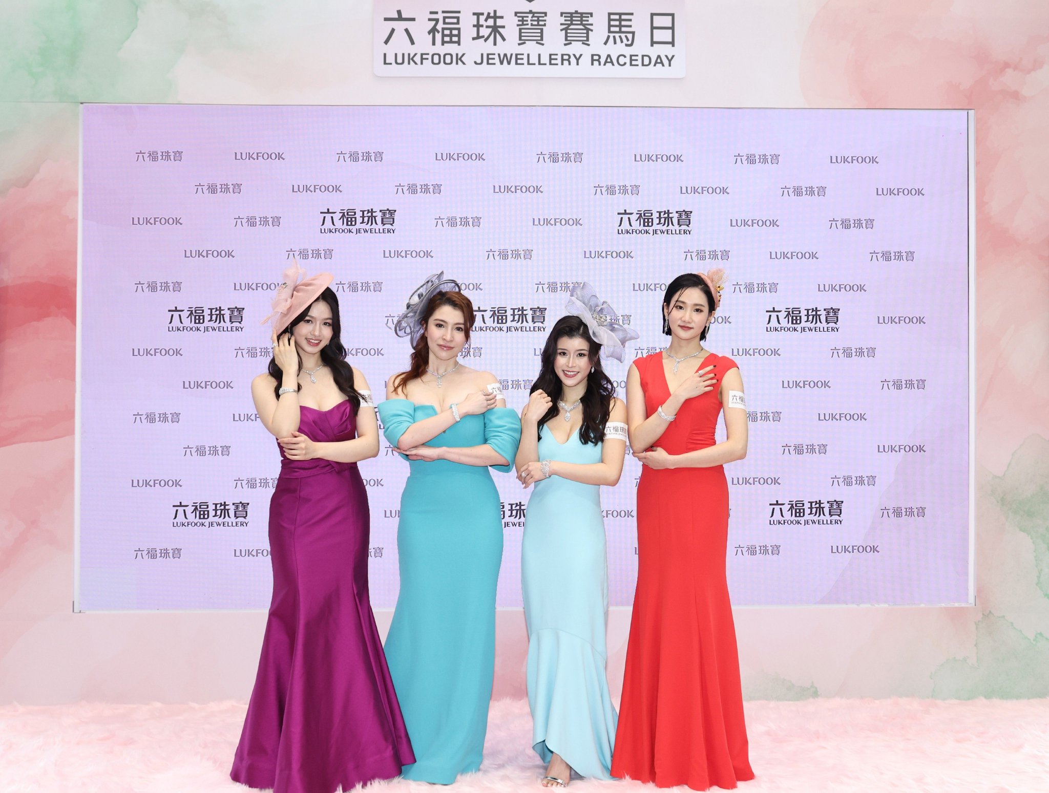 　　左起：2025香港小姐最上镜小姐暨友谊小姐李尹嫣小姐、亚军施宇琪小姐、冠军陈咏诗小姐、季军袁文静小姐于马会厢房为大家展示六福珠宝的璀璨首饰