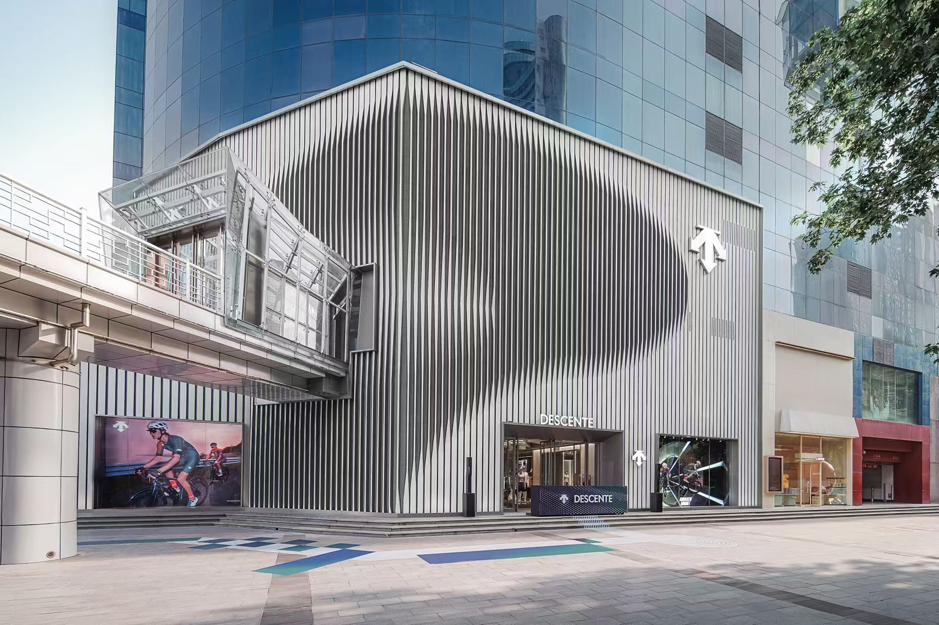 图2-3：迪桑特西安赛格国际购物中心‘明日世界’旗舰店