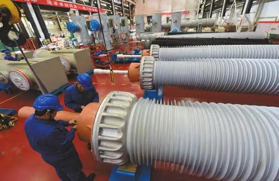 西安西电开关电气有限公司的产品在特高压、大容量、小型化、智能化等方面拥有成套的自主知识产权,主要技术性能指标均达到或超过了国内外同类先进产品。产品除遍布全国各地外,还远销到新加坡、俄罗斯、巴西等28个国家和地区。陕西日报记者 袁景智摄