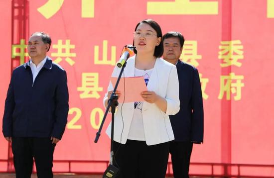 山阳县委常委,常务副县长曹艳萍介绍集中开工项目情况