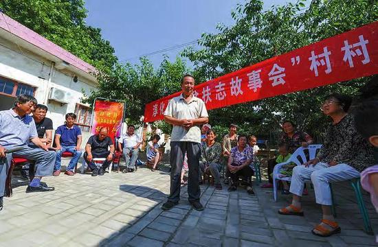 图为淳化县秦庄村贫困户孙天勋讲述自己自强自立率先脱贫的故事。资料照片