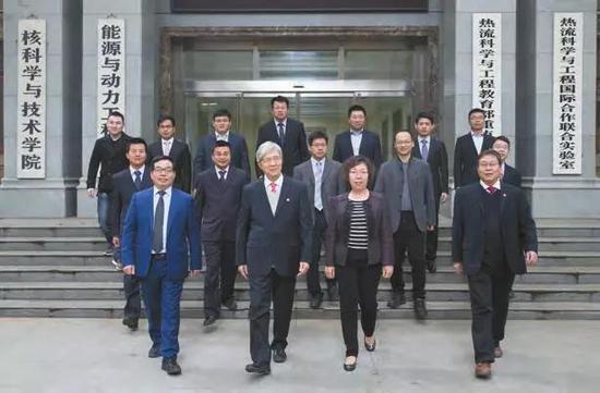 西安交通大学热质传递的数值预测控制及其工程应用创新团队,获得2017年度国家科技进步奖创新团队一等奖。第一排左起:王秋旺教授、陶文铨院士、何雅玲院士、何茂刚教授。 资料照片