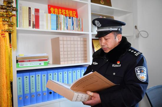 西安公安新城分局社区民警汪勇:得到群众信赖是最大的收获_新浪陕西
