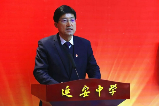 延安市教育局党委书记,局长,延安中学校长王文涛作总结讲话.