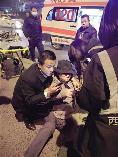 陌生人犯癫痫晕倒路边 俩的哥及时救助转危为安