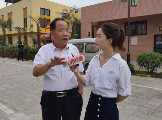 主播“花企鹅”与何村村支书史书记