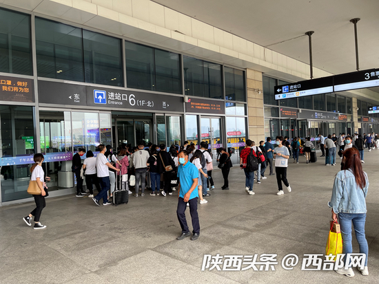 西安北站进站口,乘客有序进站.