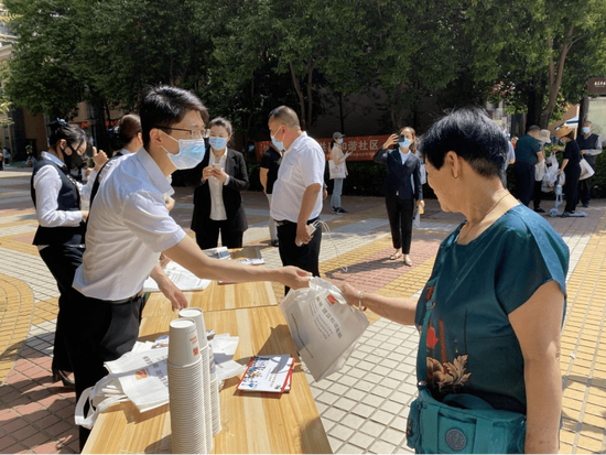西安高新区开展防范养老领域非法集资线下宣传活动