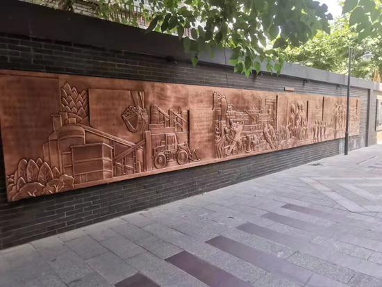 浮雕拓荒一一建设纺织城的西北纺建公司勘测队浮雕奉献一一纺织工人