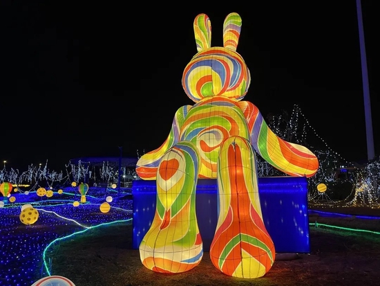 西安华夏文旅海洋公园夜幕降临在玩闹中度过属于童年的美好时光家长带
